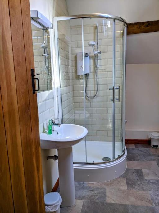 The Old Granary Farm Cottage Abergavenny ภายนอก รูปภาพ