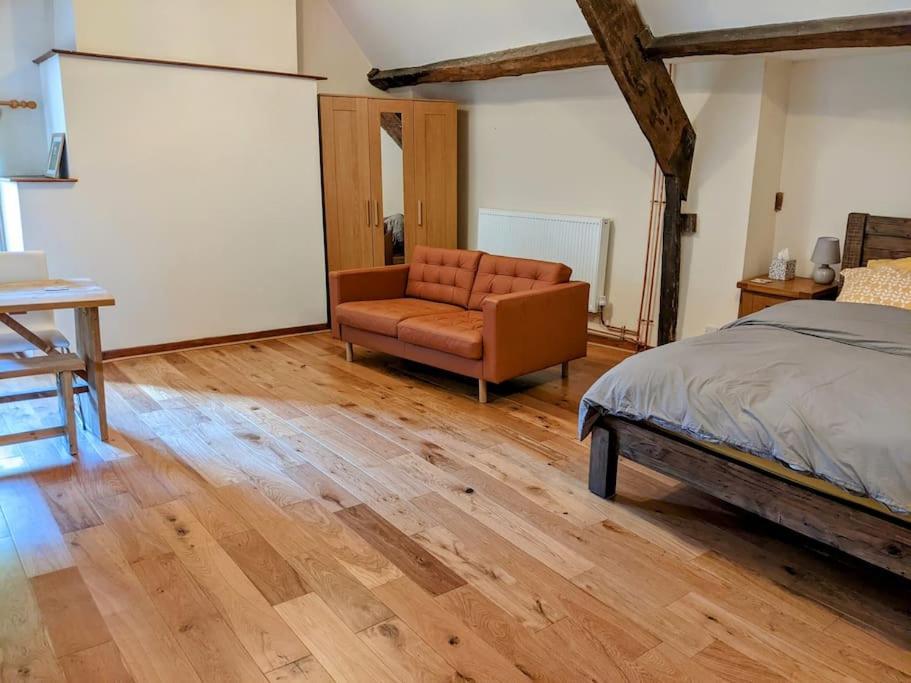 The Old Granary Farm Cottage Abergavenny ภายนอก รูปภาพ