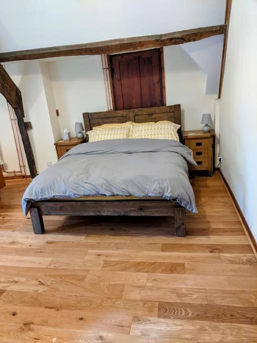 The Old Granary Farm Cottage Abergavenny ภายนอก รูปภาพ